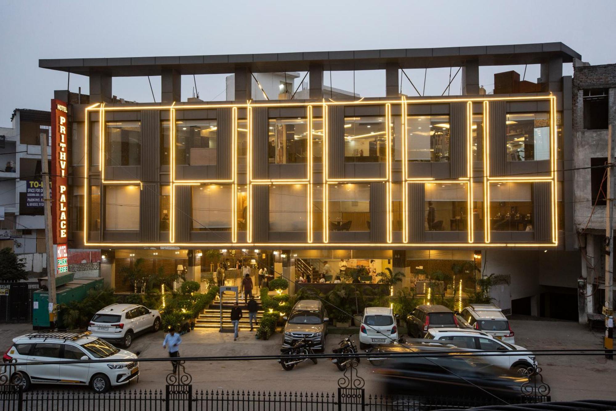 Hotel Prithvi-Raj Near Delhi Airport ニューデリー エクステリア 写真