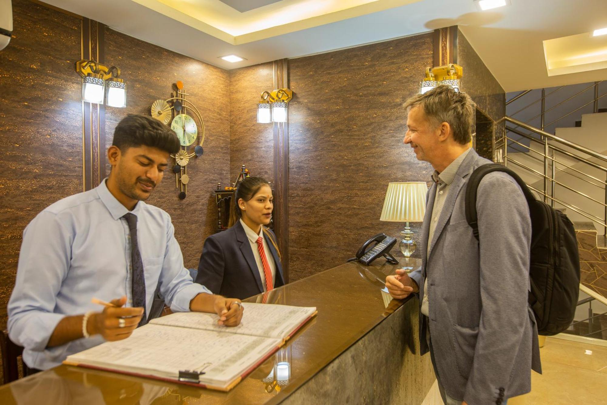 Hotel Prithvi-Raj Near Delhi Airport ニューデリー エクステリア 写真