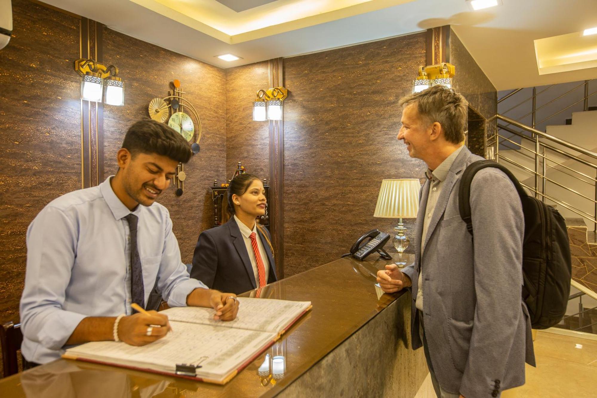 Hotel Prithvi-Raj Near Delhi Airport ニューデリー エクステリア 写真