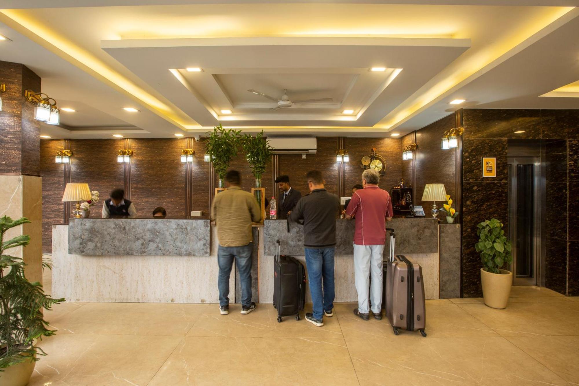 Hotel Prithvi-Raj Near Delhi Airport ニューデリー エクステリア 写真