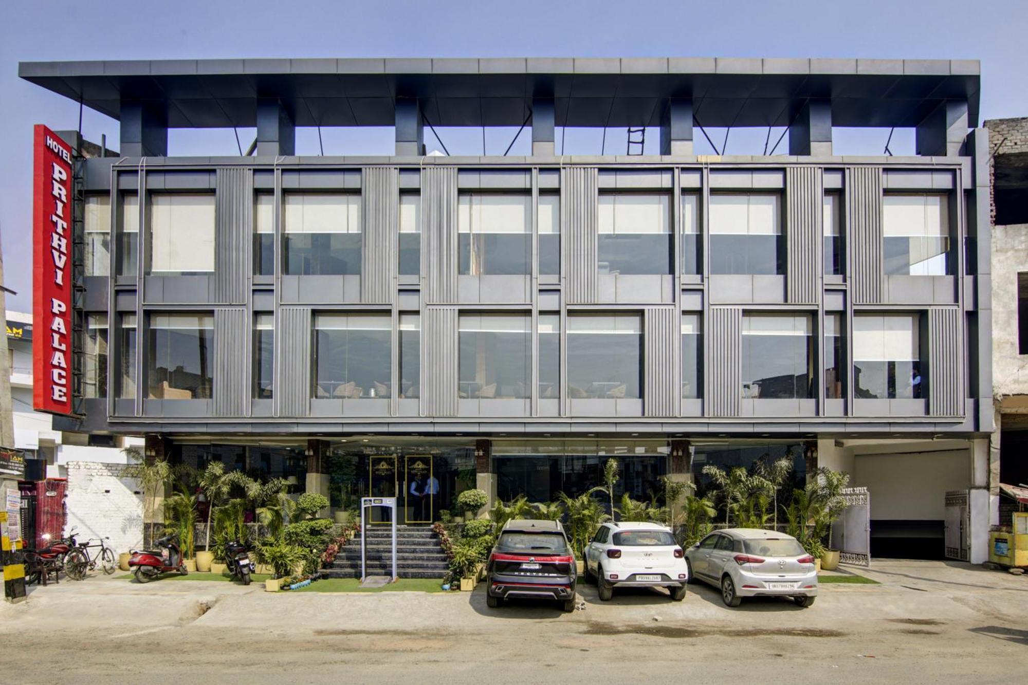 Hotel Prithvi-Raj Near Delhi Airport ニューデリー エクステリア 写真